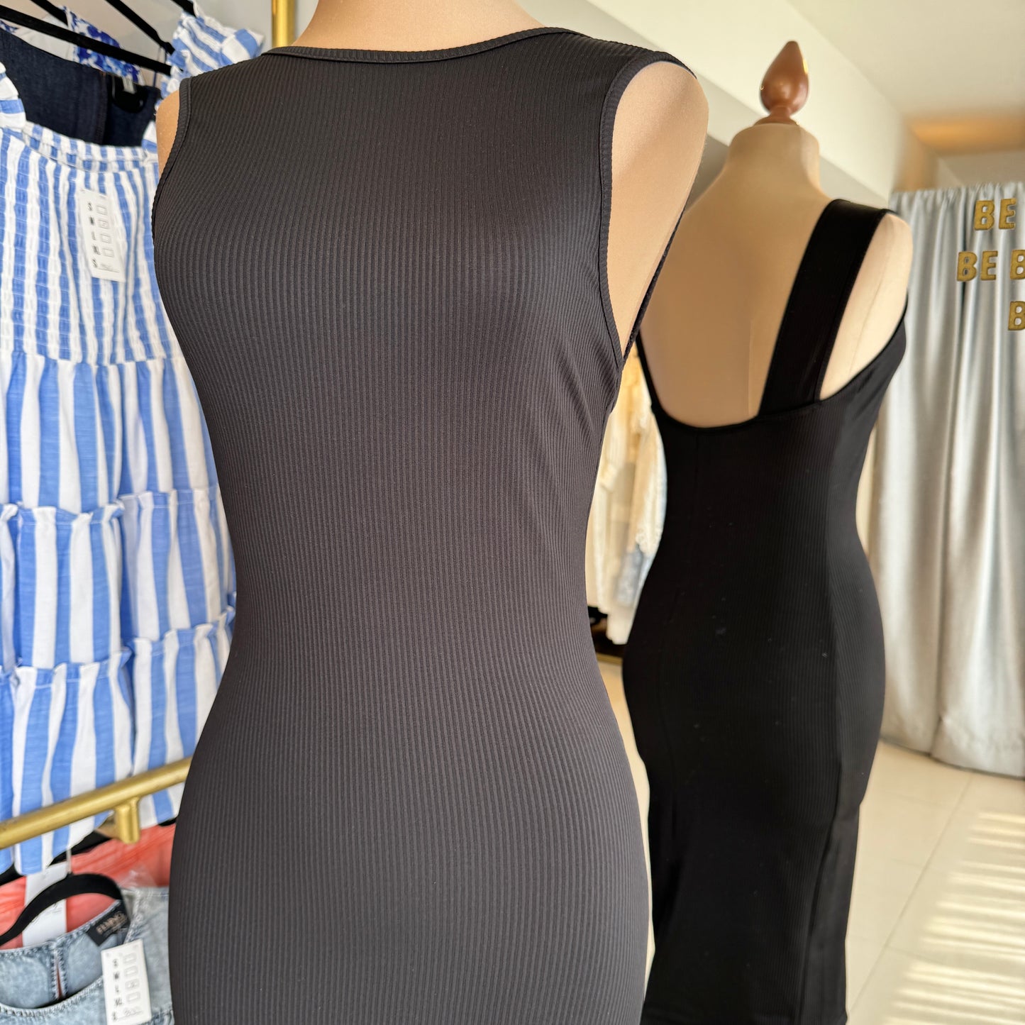 VESTIDO MIDI NEGRO SIN MANGAS Y SIN ESPALDA