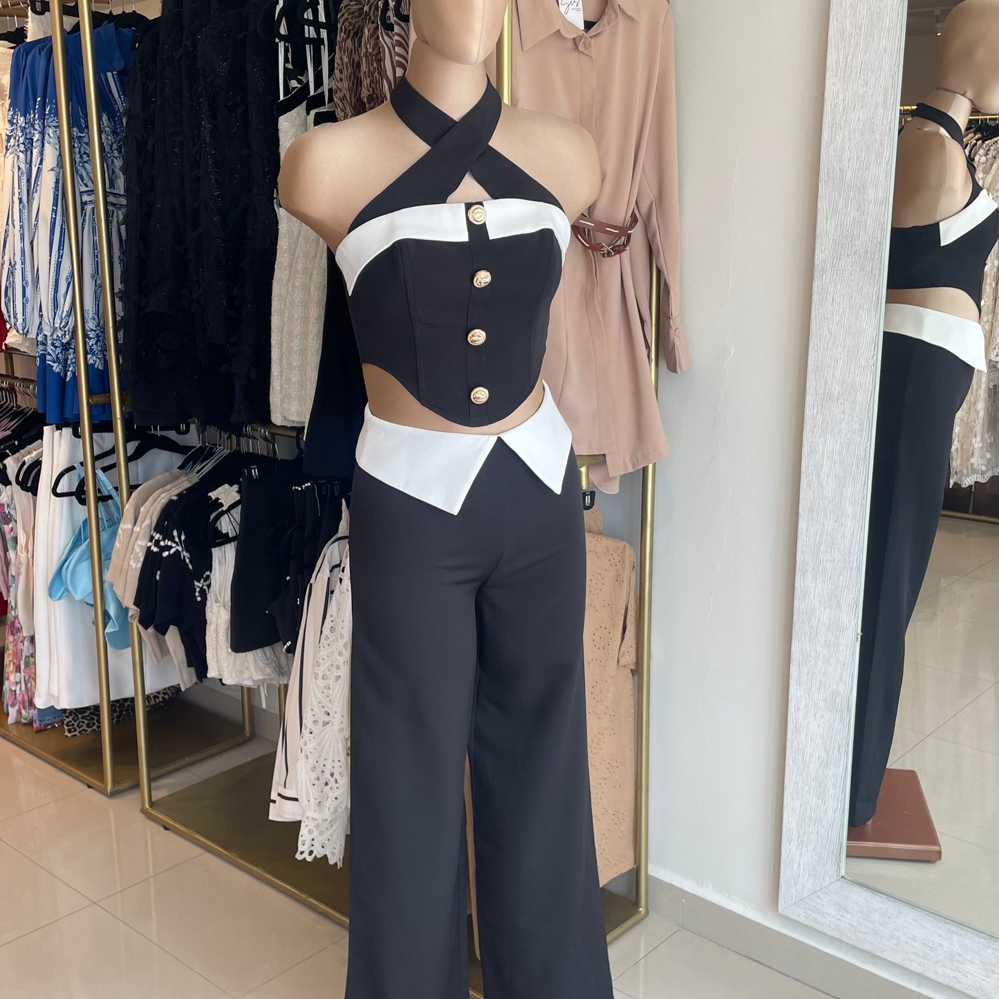 SET BLUSA CON BOTONES DORADOS Y PANTALÓN NEGRO