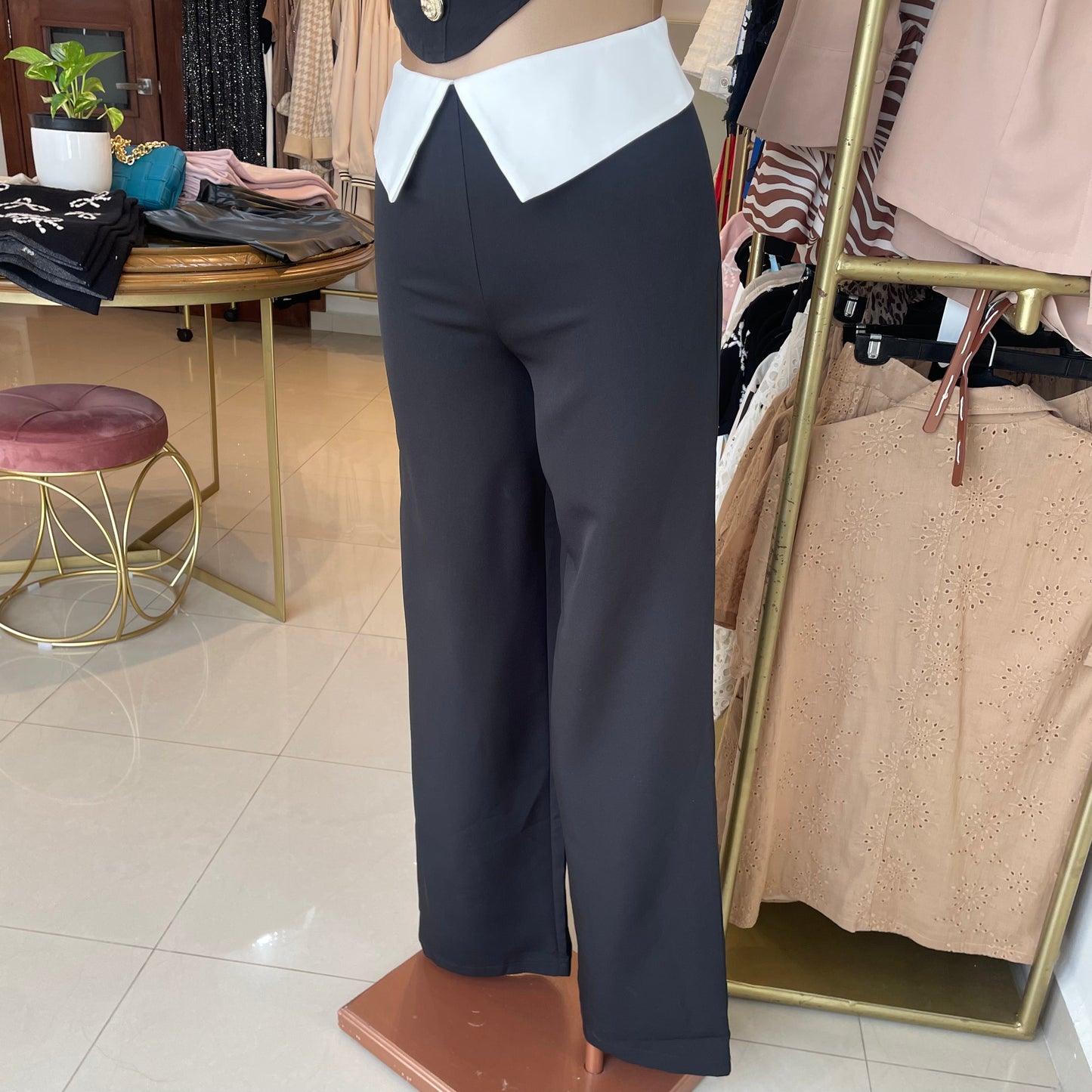 SET BLUSA CON BOTONES DORADOS Y PANTALÓN NEGRO