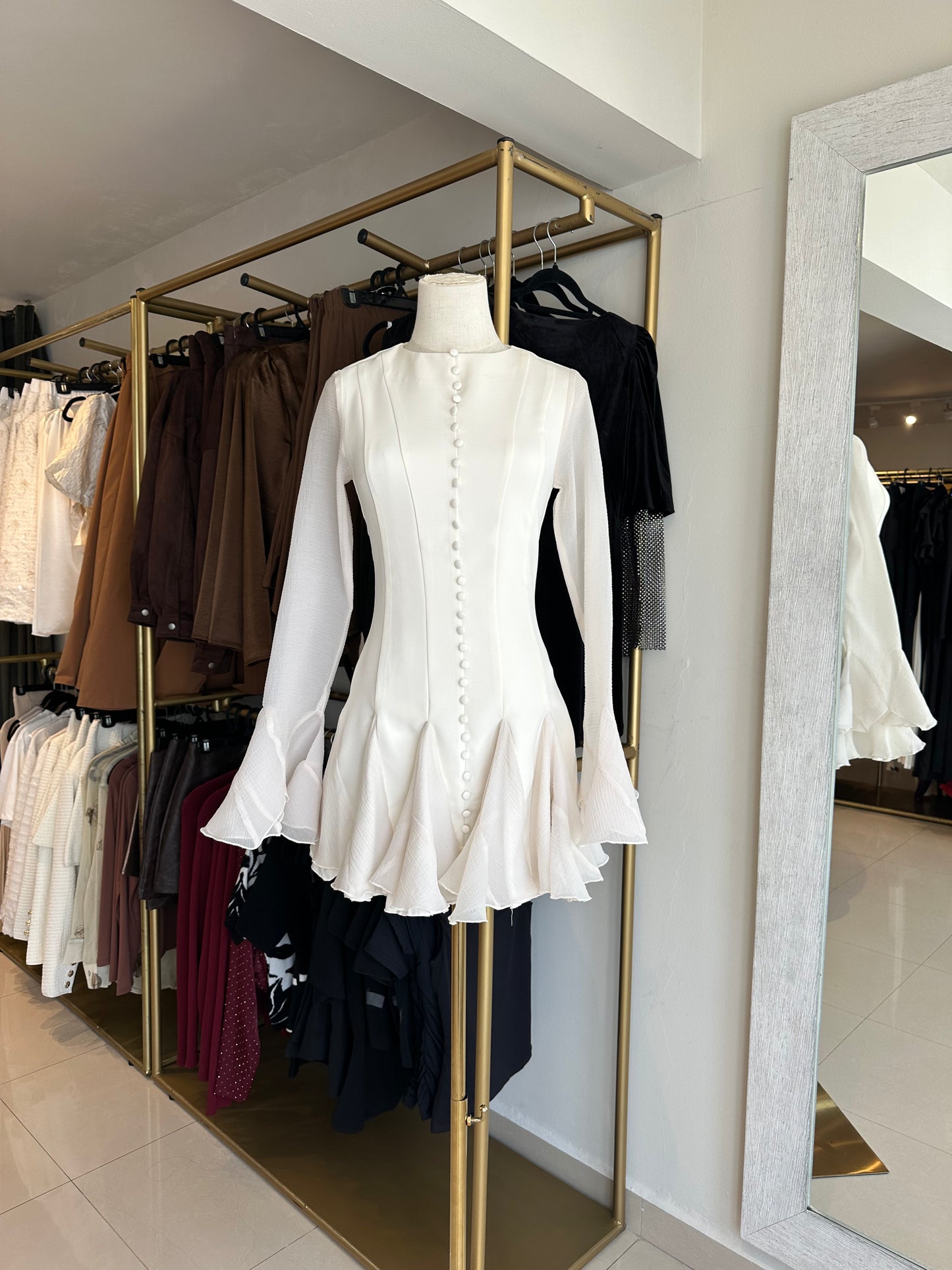 VESTIDO CORTO MANGA LARGA CON BOTONES BLANCO