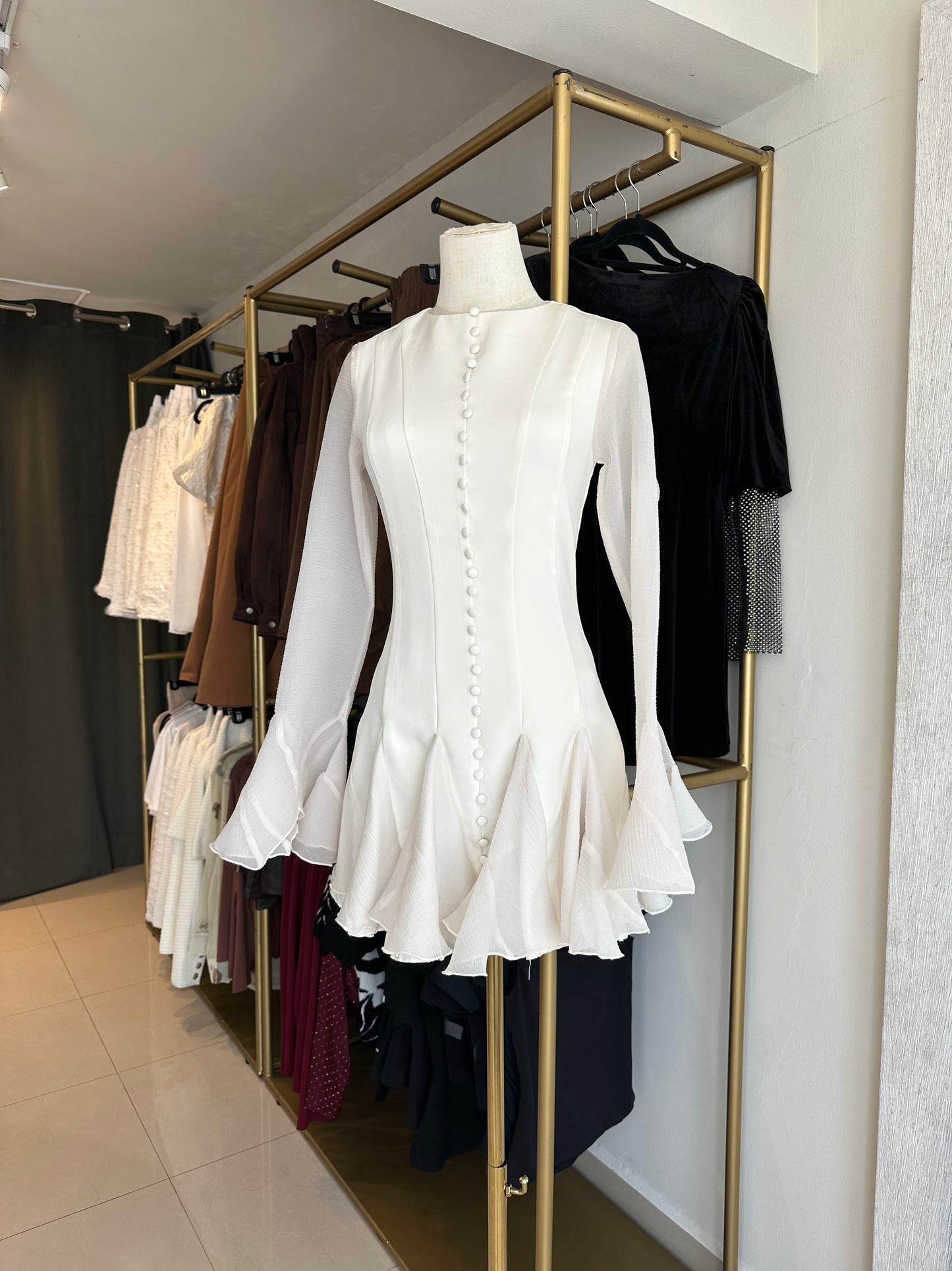 VESTIDO CORTO MANGA LARGA CON BOTONES BLANCO