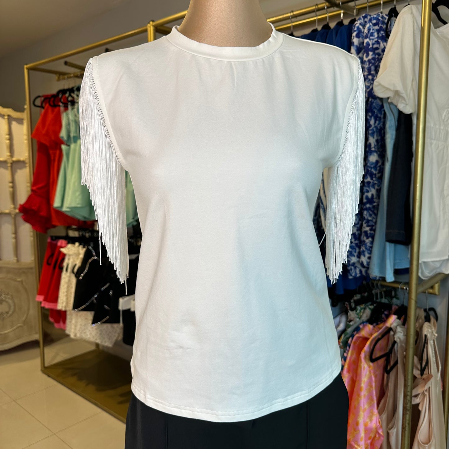 BLUSA BLANCA CON FLECOS Y MANGA