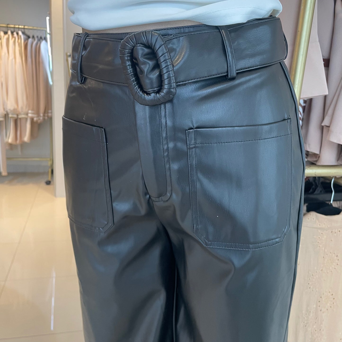 PANTALÓN VINIPIEL NEGRO CON CINTO