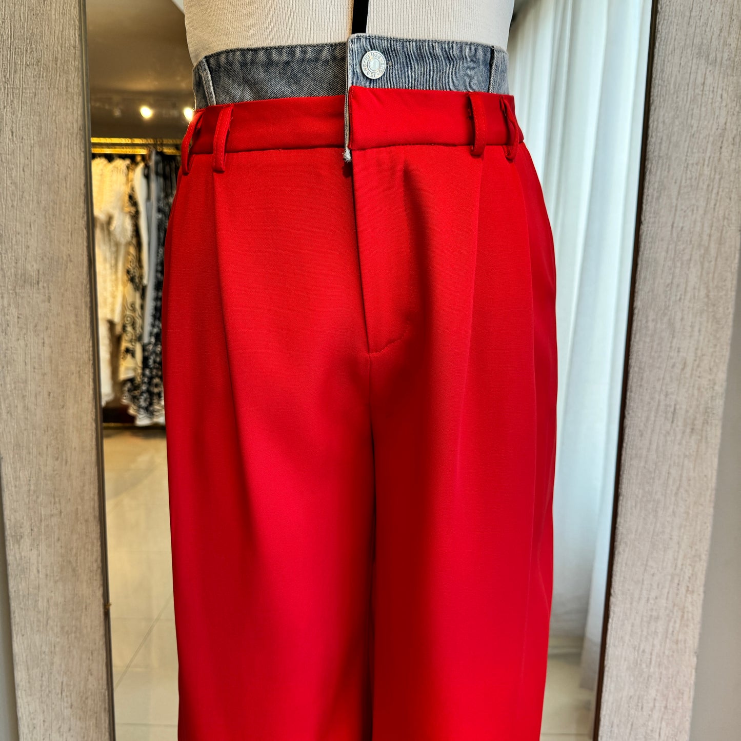 PANTALÓN ROJO CON CINTURILLA DE MEZCLILLA