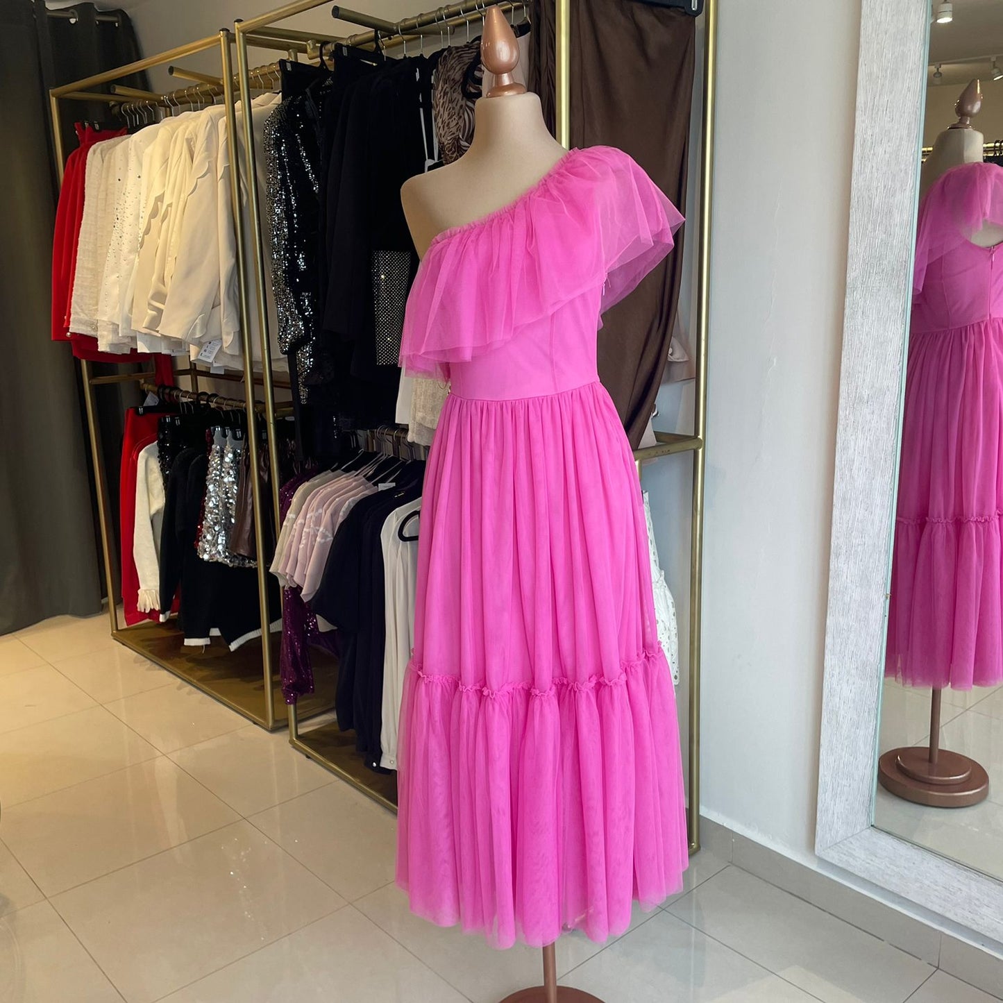 VESTIDO MIDI ROSA UN HOMBRO DE TUL