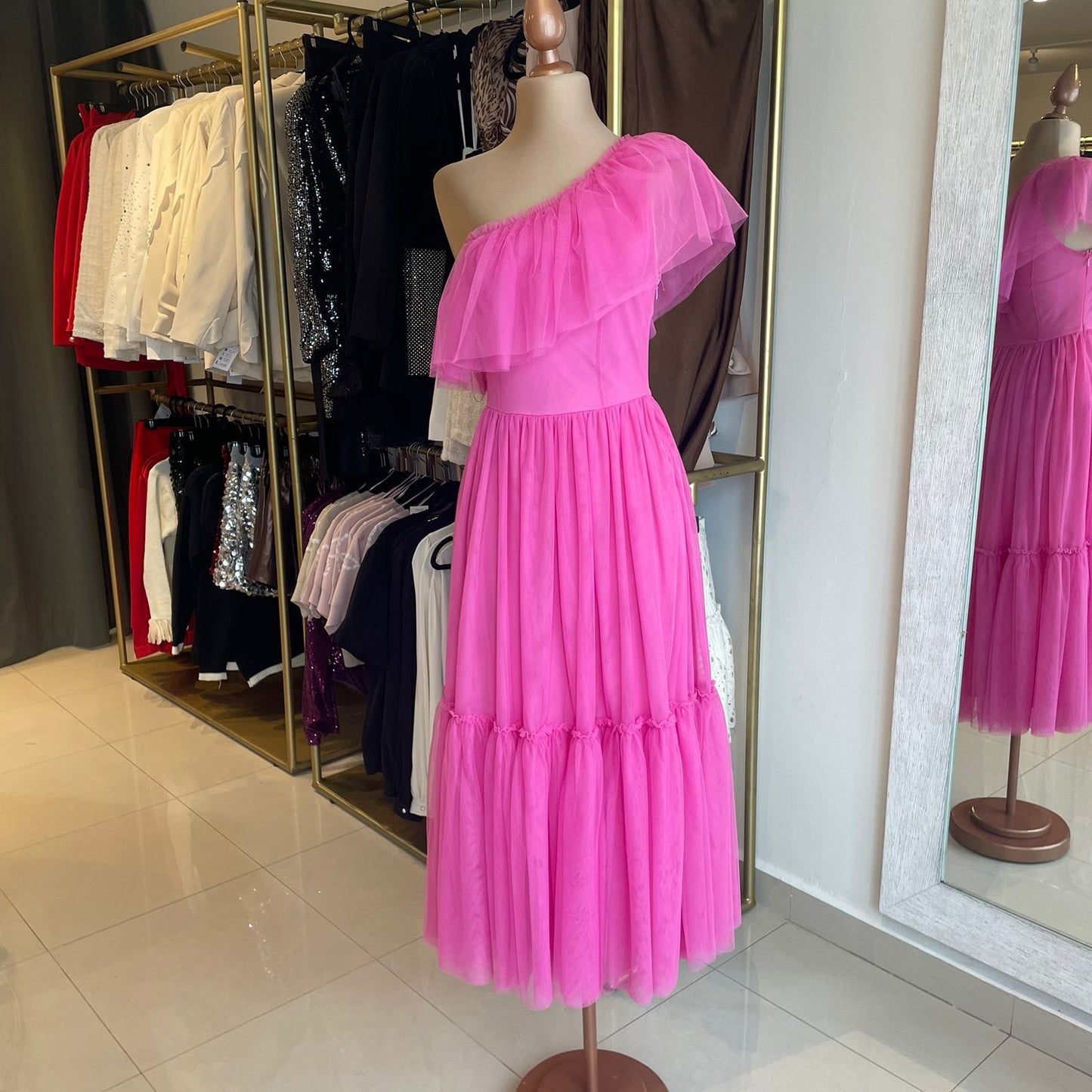 VESTIDO MIDI ROSA UN HOMBRO DE TUL