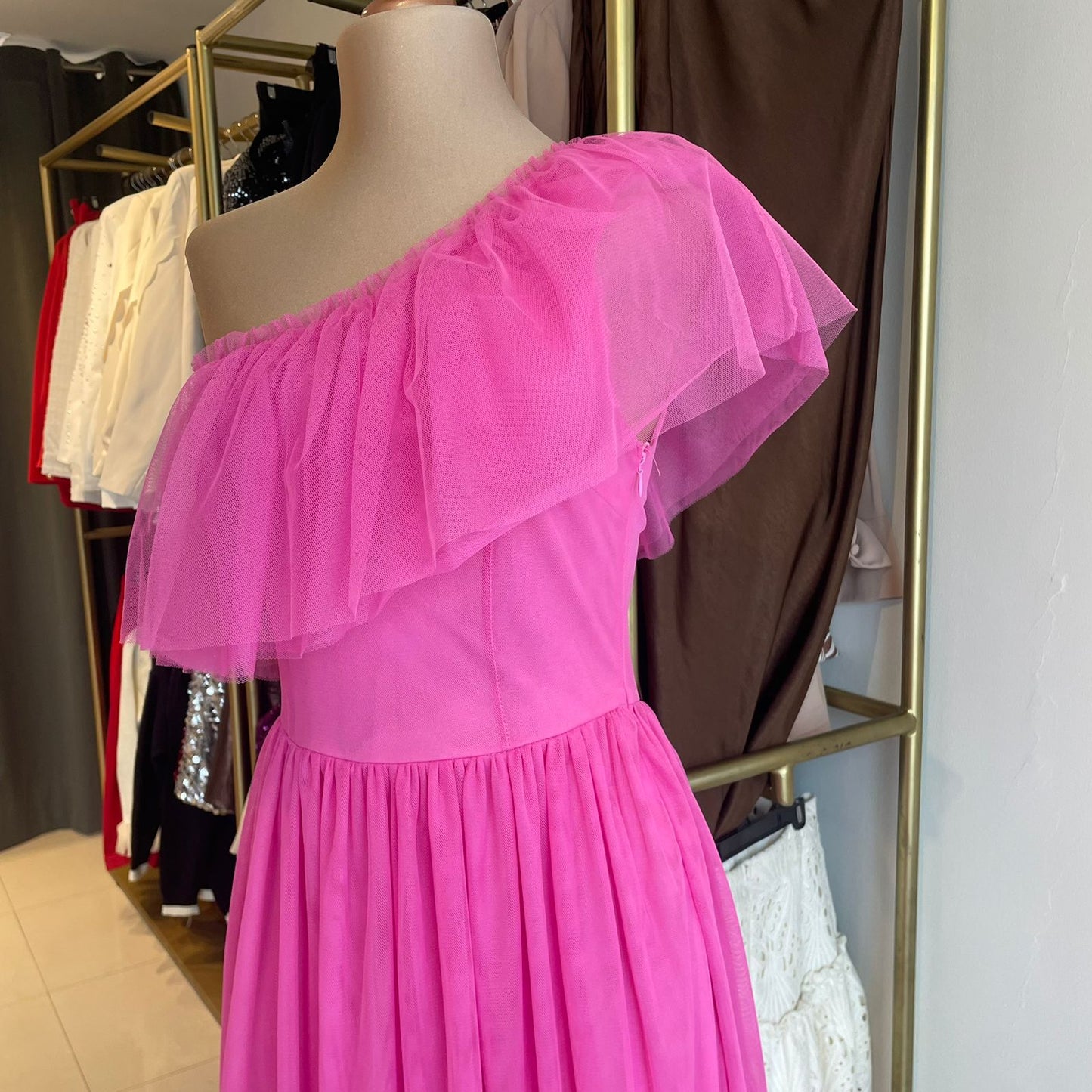 VESTIDO MIDI ROSA UN HOMBRO DE TUL