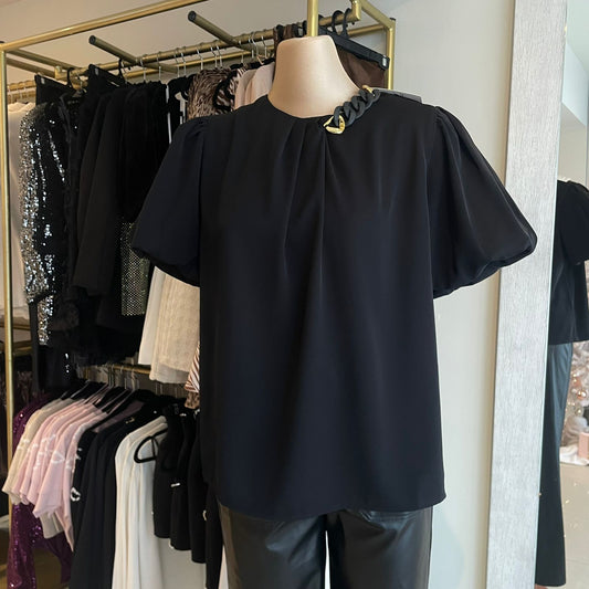 BLUSA CON MANGAS NEGRA CON CADENA EN CUELLO