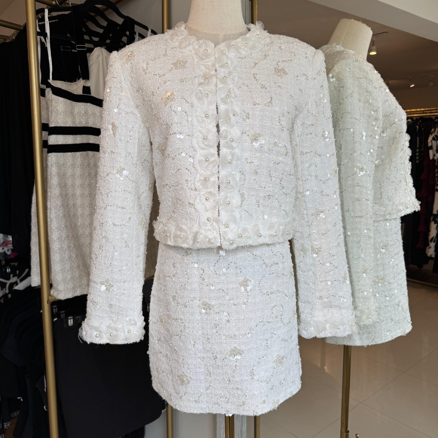 SET BLAZER Y FALDA BEIGE FLORAL CON BRILLOS Y PERLAS