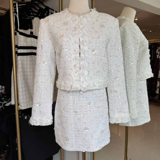 SET BLAZER Y FALDA BEIGE FLORAL CON BRILLOS Y PERLAS