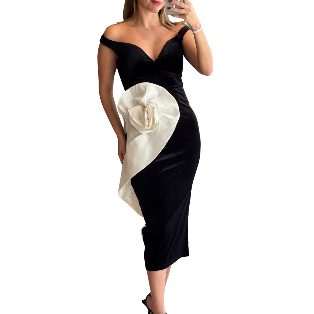 VESTIDO MIDI TERCIOPELO NEGRO CON FLOR BLANCA